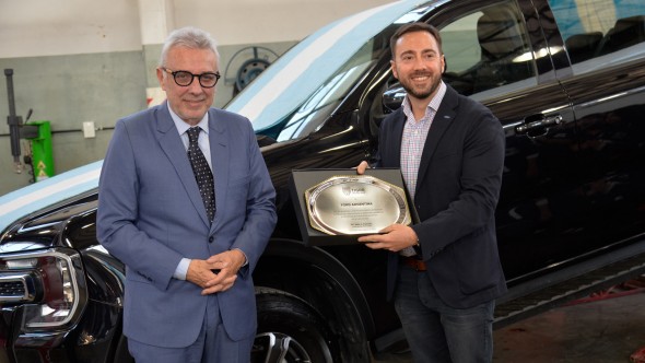 En Don Torcuato, Julio Zamora acompañó la entrega de un vehículo a la Escuela Técnica N° 4 junto a autoridades de Ford Argentina