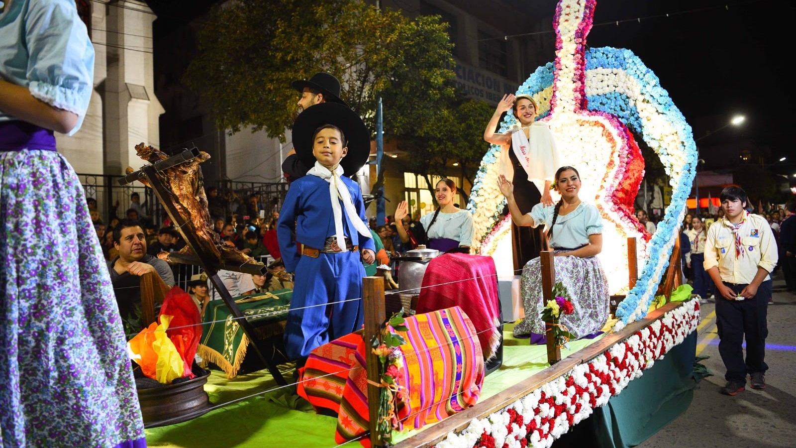 Fiesta Nacional de la Flor: decenas de vecinos ya trabajan en el armado de las carrozas que participarán del tradicional desfile