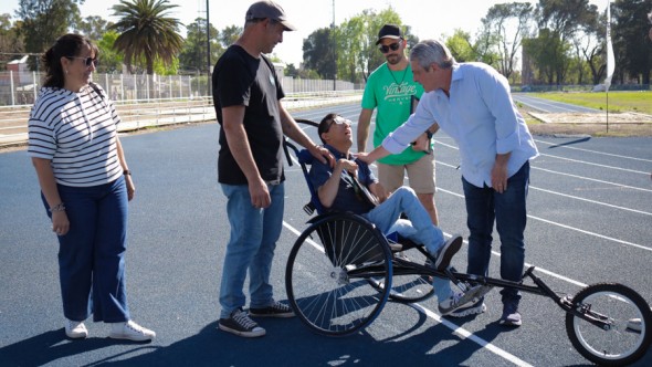 Javier Martínez reconoció a Jesús Ledesma y Francisco Mondot tras su inspiradora participación en la Media Maratón de Pergamino