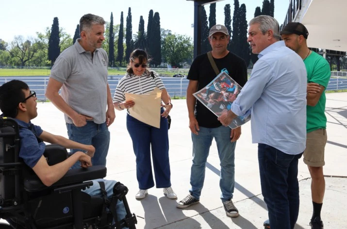 Javier Martínez reconoció a Jesús Ledesma y Francisco Mondot tras su inspiradora participación en la Media Maratón de Pergamino
