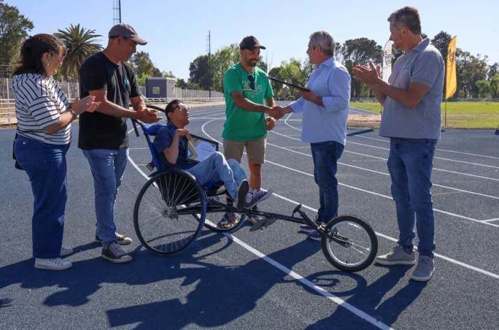 Javier Martínez reconoció a Jesús Ledesma y Francisco Mondot tras su inspiradora participación en la Media Maratón de Pergamino