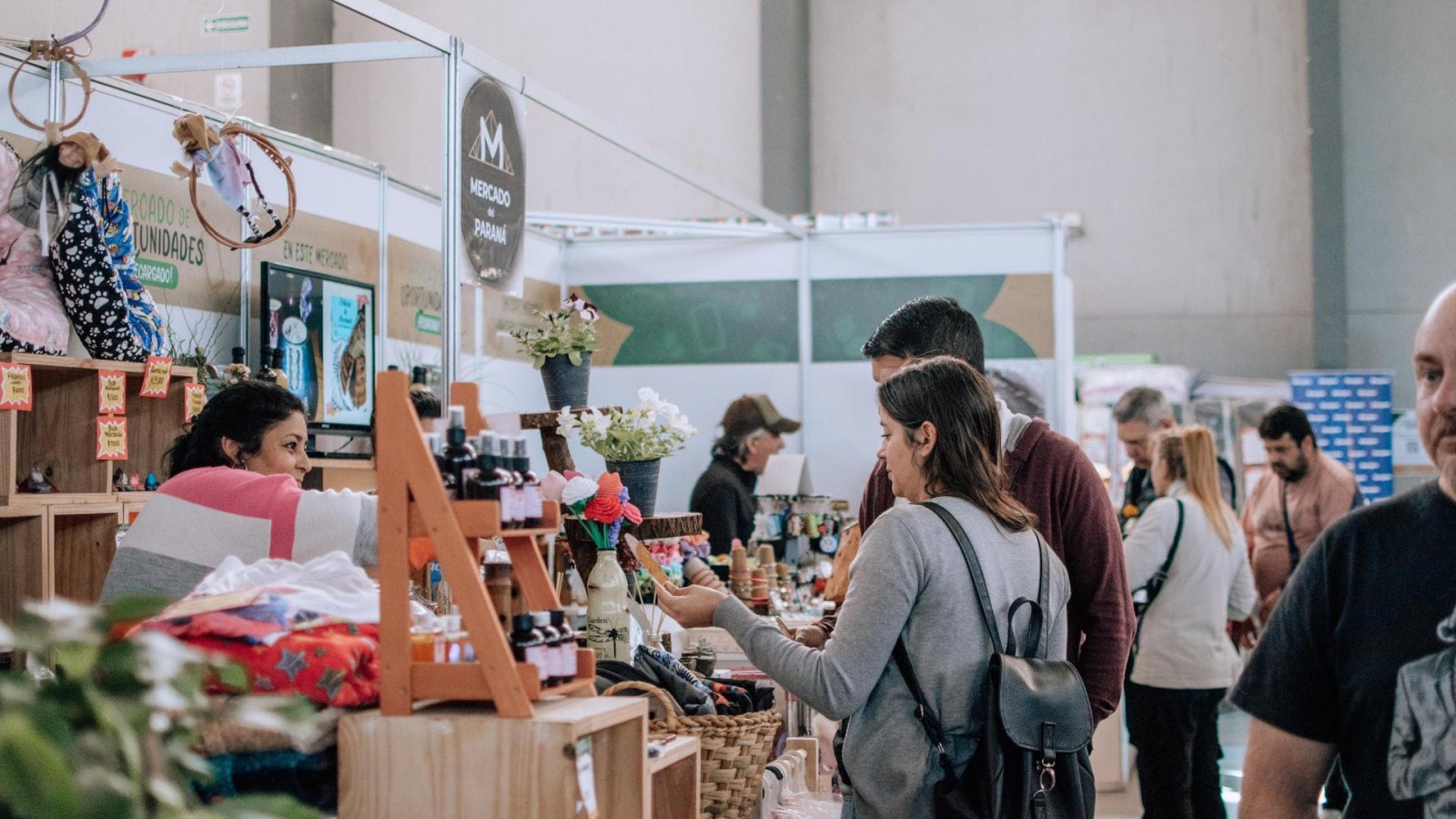 Desde remeras a $4.900 hasta zapatillas a $55.000, algunas de las ofertas del Mercado de Oportunidades en la Fiesta Nacional de la Flor