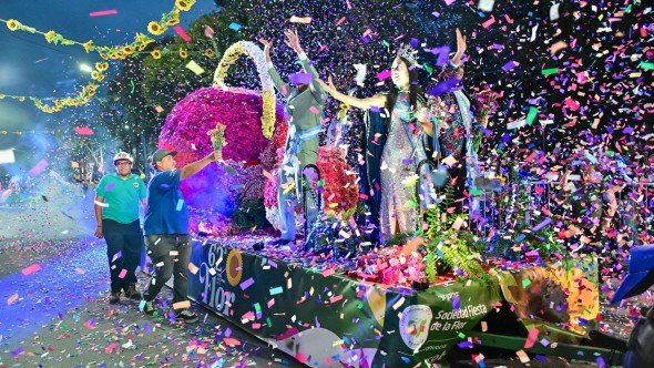 La lluvia no detuvo la alegría: miles de personas disfrutaron del desfile de carrozas en la 62ª Fiesta Nacional de la Flor