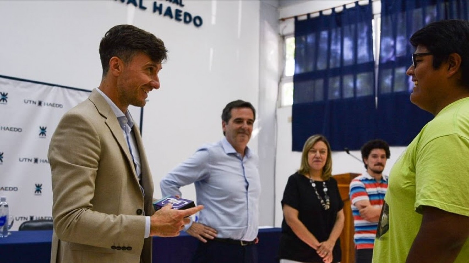 Lucas Ghí entregó anteojos a estudiantes de la UTN Haedo