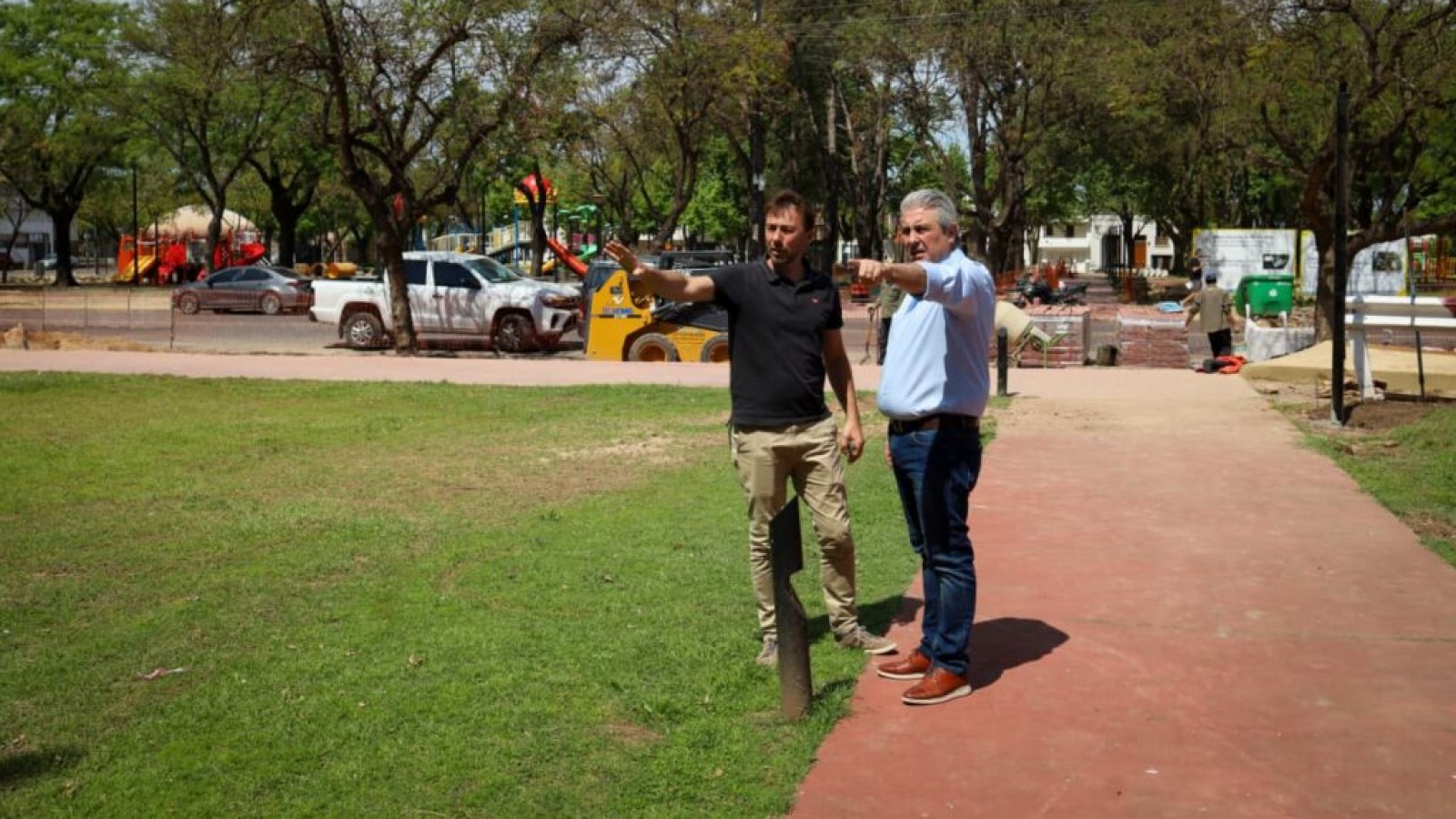 Javier Martínez recorrió las obras de remodelación en las plazas Miguel Dávila y 9 de Julio de Pergamino