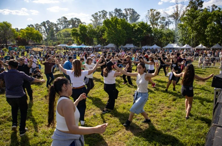 Miles de vecinos y visitantes disfrutaron en Campana de la Fiesta del Asado de Tira