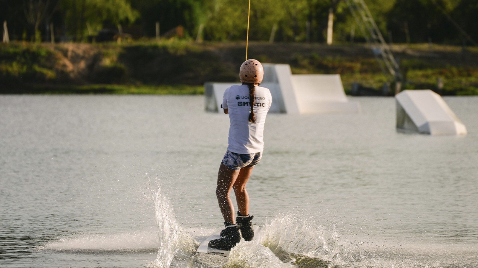 Surf sin olas: cinco destinos bonaerenses para vivir la adrenalina del Wakeboard