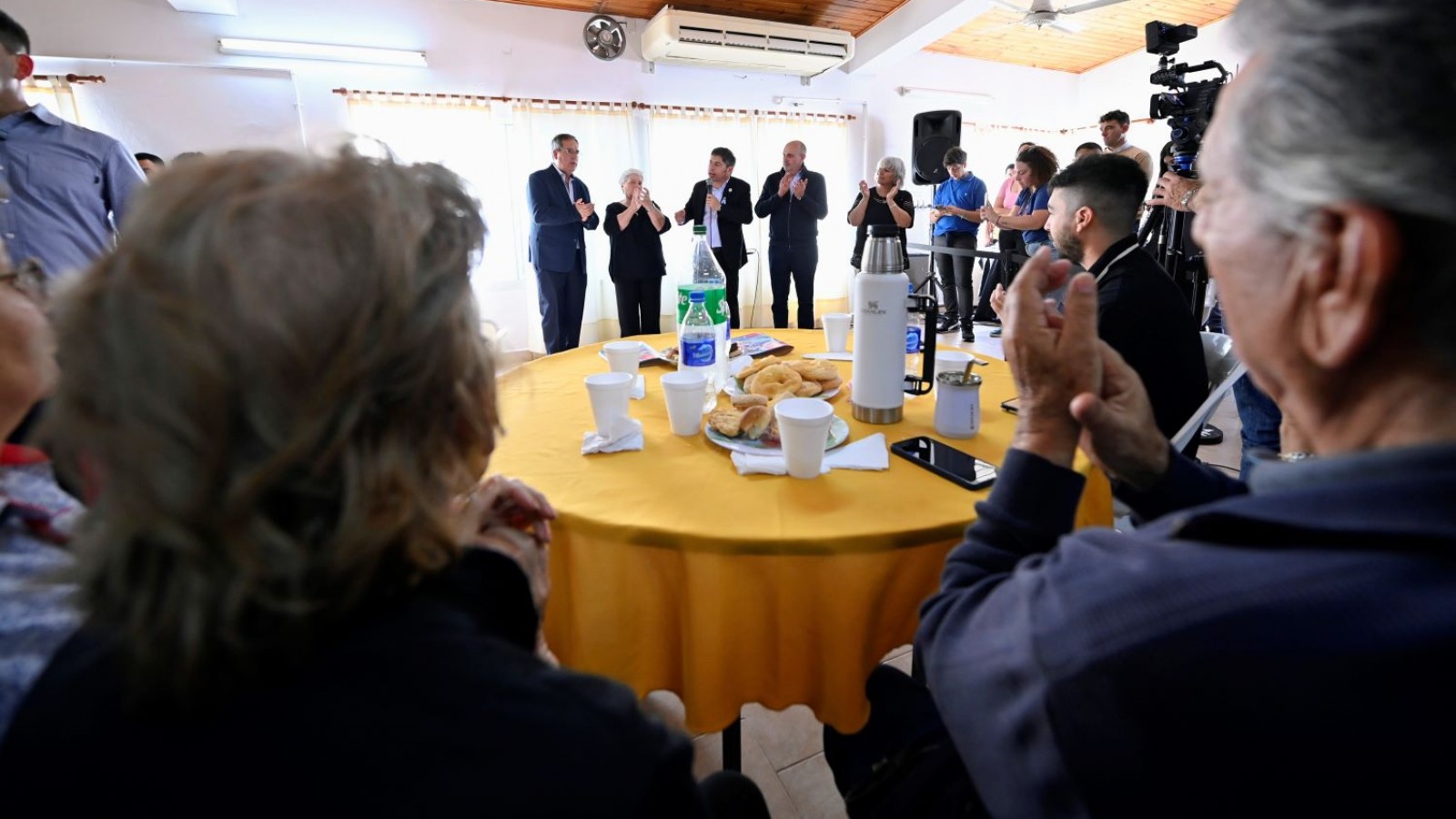 Kicillof: "Ya no puede engañar a nadie: en la Argentina de Milei, la casta está de fiesta"