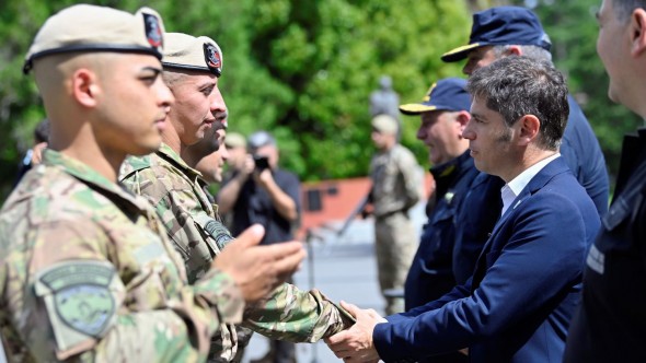 Kicillof encabezó el acto de egreso de efectivos del Grupo Halcón