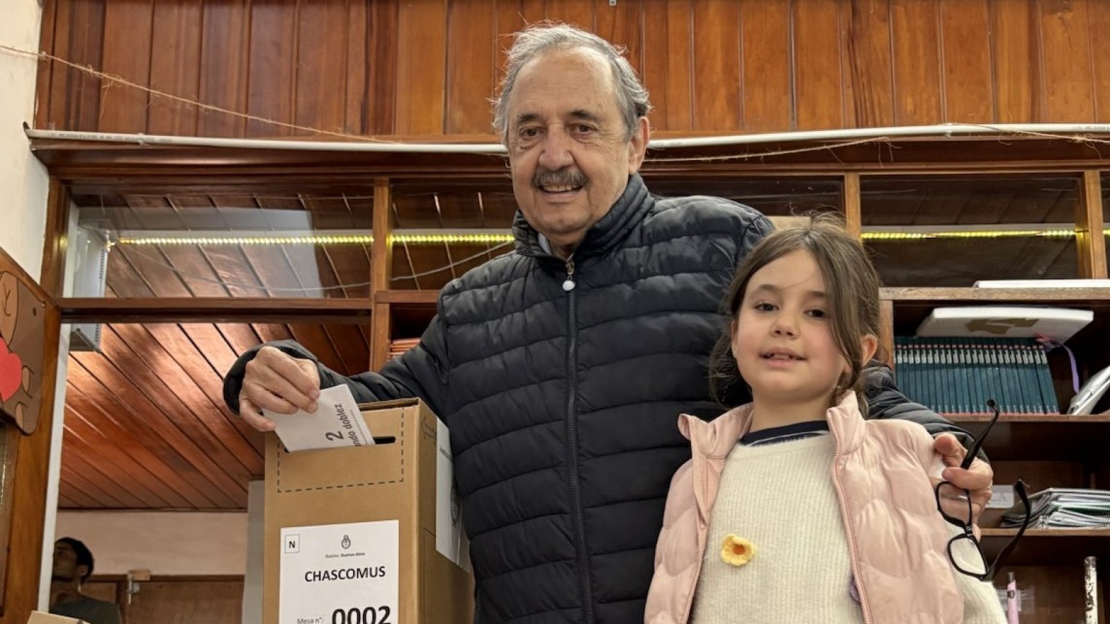 Ricardo Alfonsín votó en Chascomús acompañado por su nieta, en la escuela donde sufragaba su padre