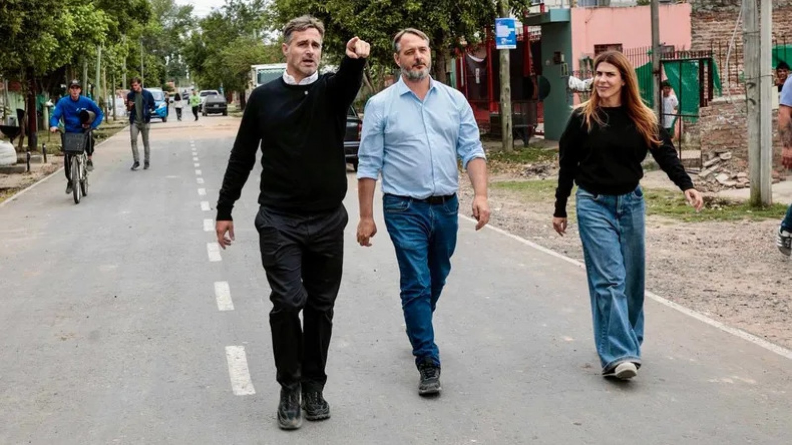 Achával recorrió obras urbanas que transforman la localidad de Manuel Alberti