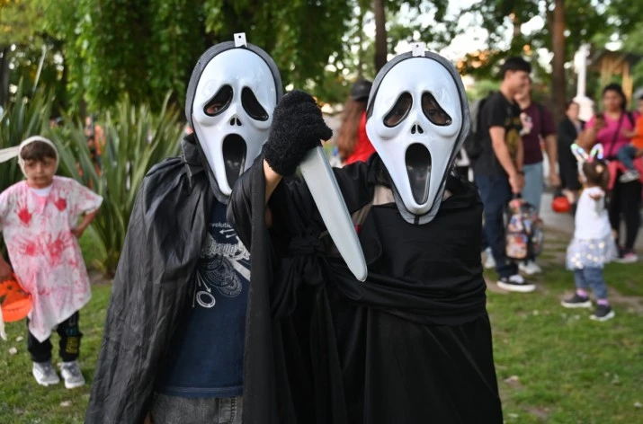 Disfraces, telarañas y muchas ventas: furor por Halloween en Escobar