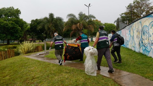 La Ciudad desalojó a mil manteros que ocupaban el Parque Alberdi y la Av. Lisandro de la Torre en Mataderos