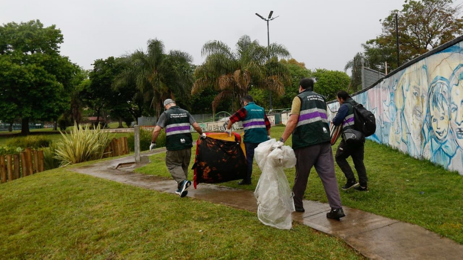 La Ciudad desalojó a mil manteros que ocupaban el Parque Alberdi y la Av. Lisandro de la Torre en Mataderos