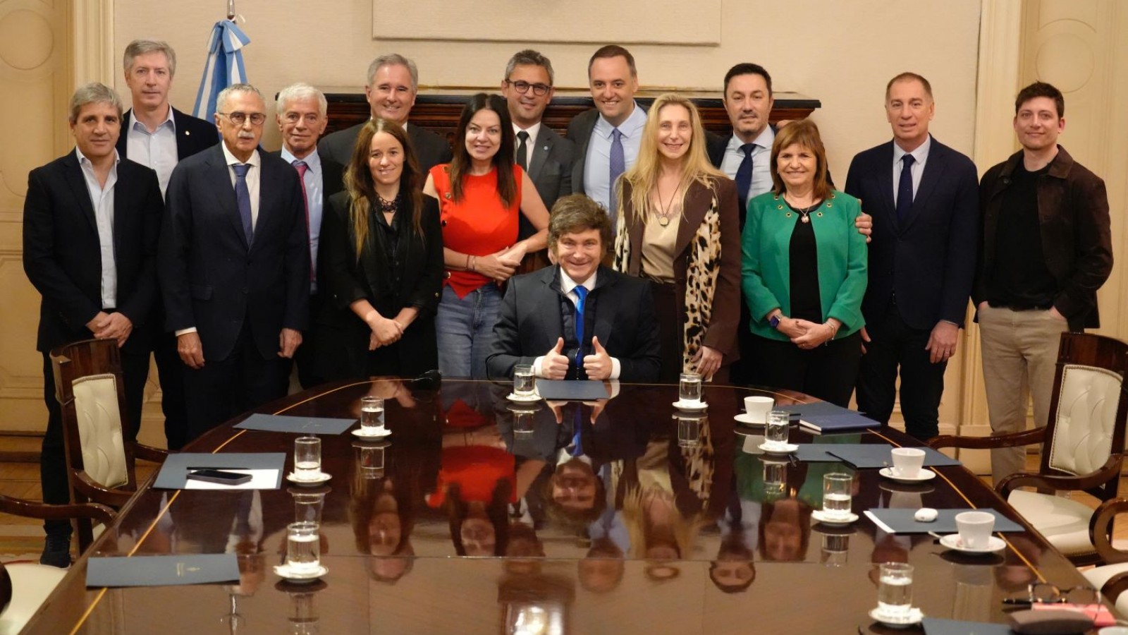 Con el debut de Adorni y Santilli, Milei encabezó la primera reunión con su nuevo Gabinete