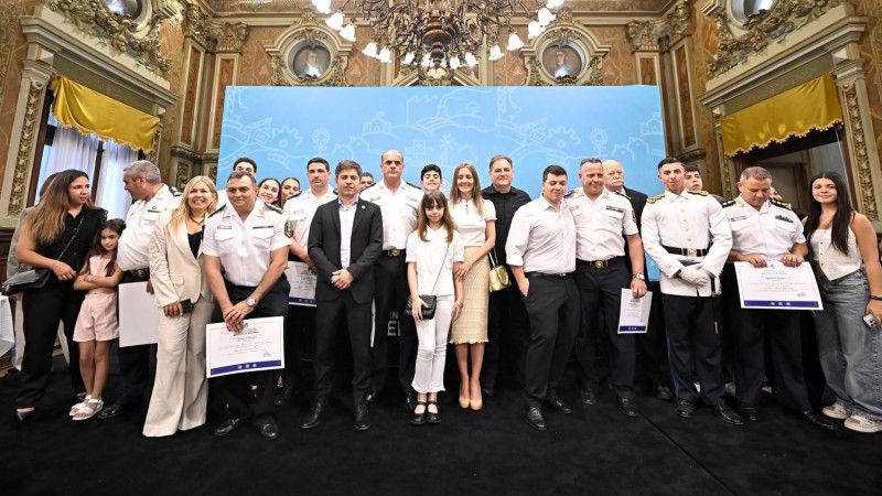Kicillof encabezó el acto de ascenso de oficiales de la Policía provincial
