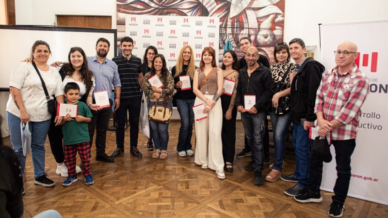 Morón presentó un manual de marketing digital y un software de gestión comercial