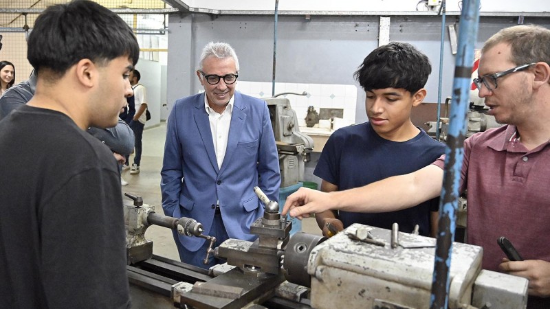 Inversión en educación: Julio Zamora encabezó la entrega de herramientas a instituciones técnicas de la ciudad