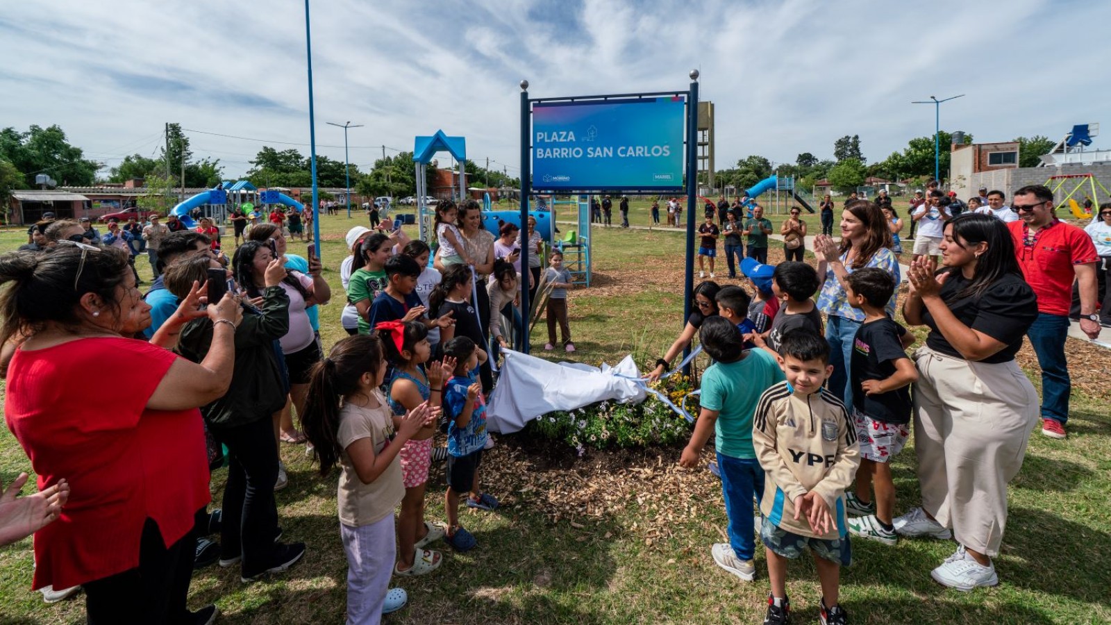 Mariel Fernández inauguró una nueva plaza en San Carlos de Trujui con juegos, veredas y luminarias LED