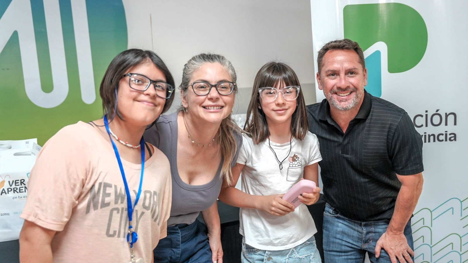 Pablo Descalzo encabezó la entrega de más de 300 lentes a niños de escuelas primarias