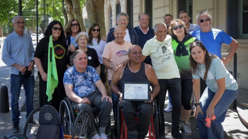 El atleta "Coco" Urbano pasó por Pergamino con su desafío de 2.000 km y dejó un fuerte mensaje de inclusión