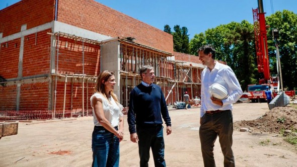 Avanza la construcción del nuevo edificio de la Universidad Nacional de Pilar: colocan la estructura del techo