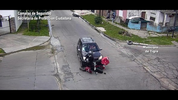 Negligencia en Don Torcuato finalizó con un siniestro vial entre auto y moto