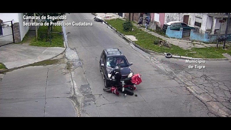 Negligencia en Don Torcuato finalizó con un siniestro vial entre auto y moto