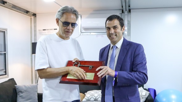 Ramón Lanús le entregó la llave de la Ciudad de San Isidro al maestro Andrea Bocelli