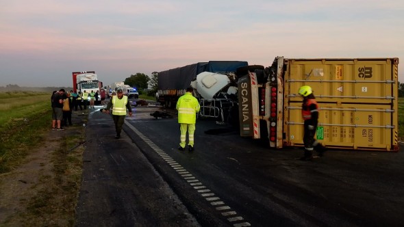 Choque de camiones y vuelco en la Ruta 9 a la altura de Baradero: un herido leve y tránsito desviado