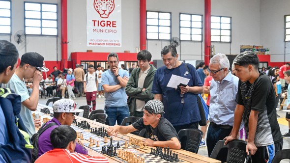 Con la presencia de centenares de participantes, Julio Zamora acompañó la final de la Copa Tigre de ajedrez