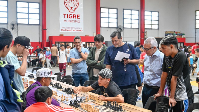 Con la presencia de centenares de participantes, Julio Zamora acompañó la final de la Copa Tigre de ajedrez