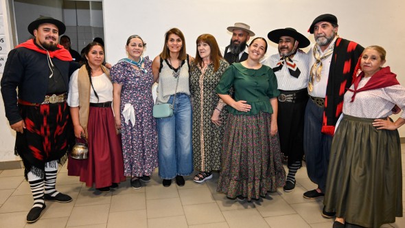 En el mes de la tradición, vecinos y vecinas de Tigre disfrutaron de un nuevo encuentro del ciclo municipal "La Nocturna Peña"