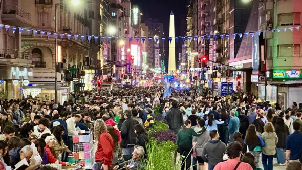 Las noches culturales a lo grande: más de 200 mil personas disfrutaron de la fiesta de las Librerías