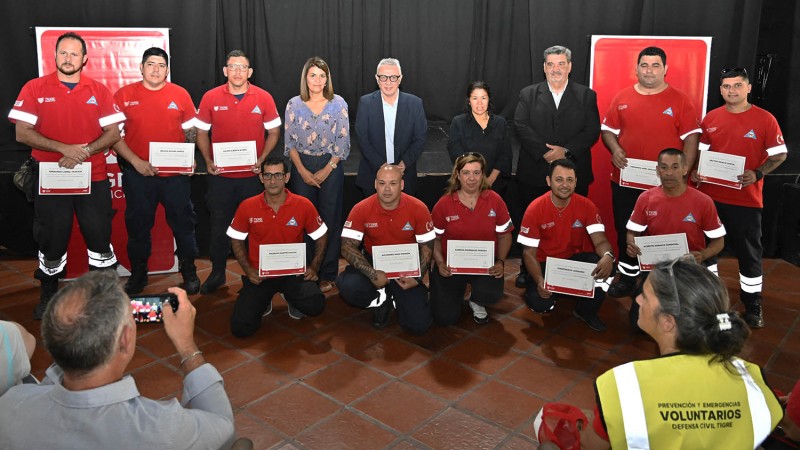 Julio Zamora reconoció al personal de Defensa Civil por el importante trabajo activo y voluntario que realizan en la comunidad