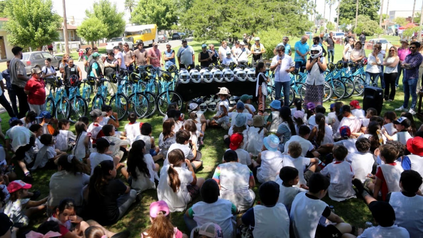 La Provincia protege lo que la Nación recorta Marinucci entregó PLM, cascos, bicicletas y reforzó la seguridad vial