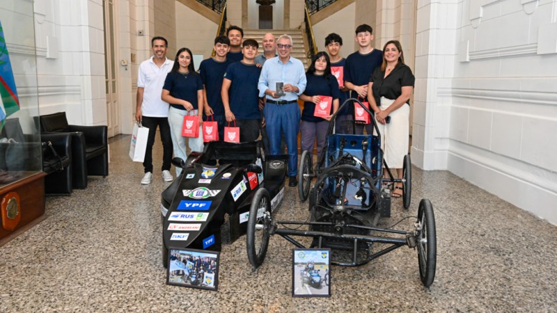 Julio Zamora recibió a estudiantes de la Escuela Técnica N°4 de Don Torcuato que participaron del "Proyecto Desafío ECO 2025" de la Fundación YPF