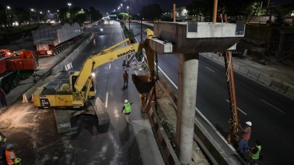 Dellepiane: montaron la segunda viga del nuevo puente y esta noche se cortará la autopista para instalar la última