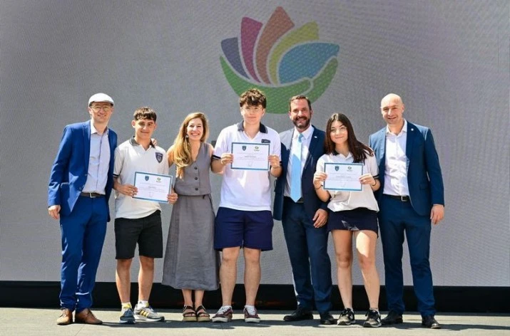 Emotivo acto de egreso de la primera camada de estudiantes del Colegio Preuniversitario Dr. Ramón A. Cereijo