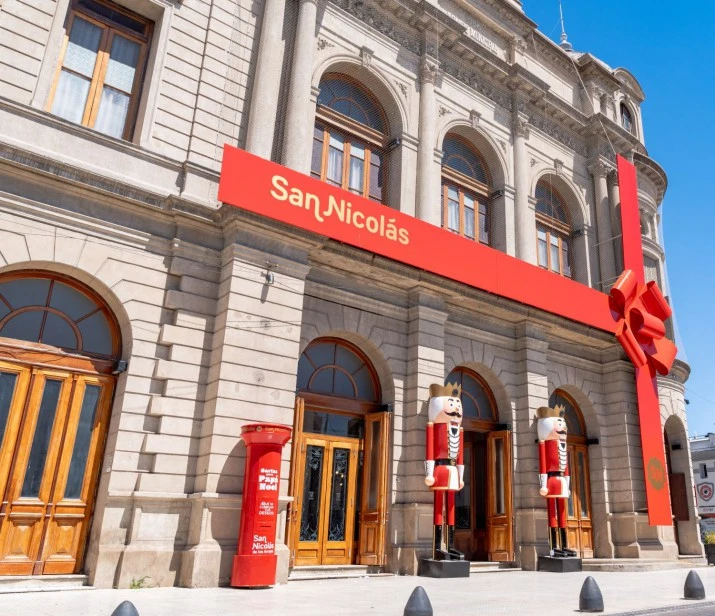 San Nicolás se ilumina: la ciudad ya vive su clásico recorrido navideño