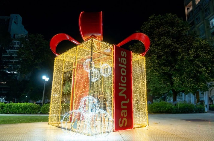 San Nicolás se ilumina: la ciudad ya vive su clásico recorrido navideño