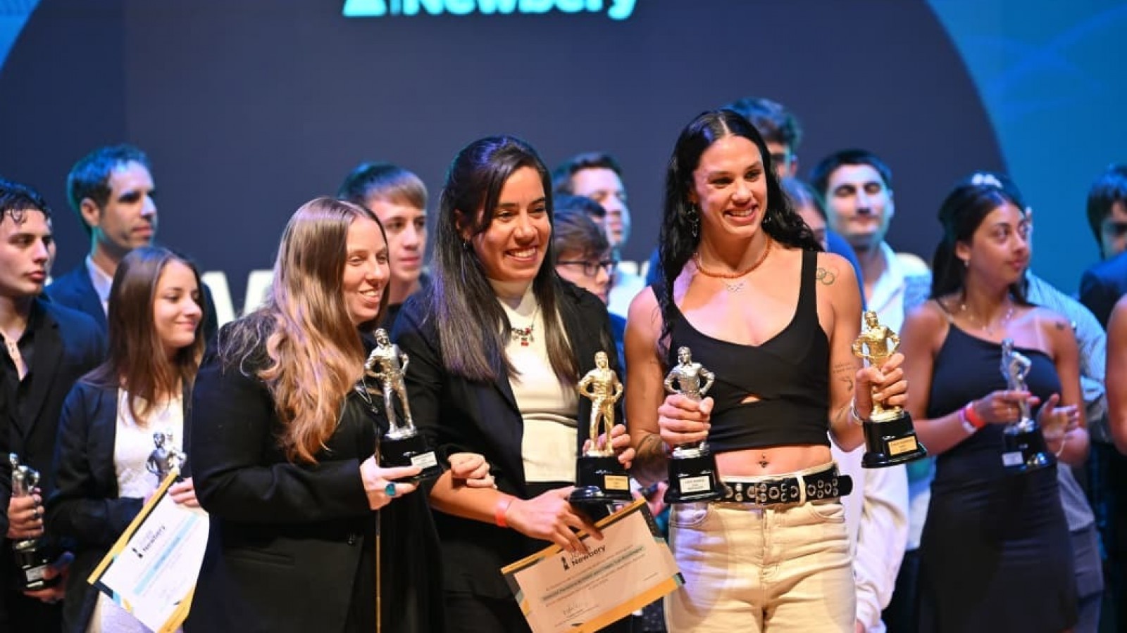 Las Murciélagas y la nadadora Macarena Ceballos ganaron el oro en la gran fiesta del deporte en la Ciudad