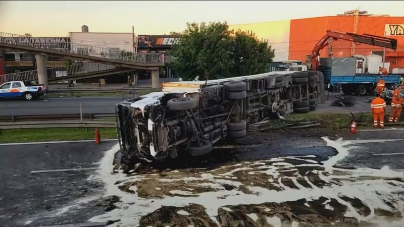 Accidente en Panamericana: volcó un camión con aceite en el ramal Campana y hay fuertes demoras en ambos sentidos