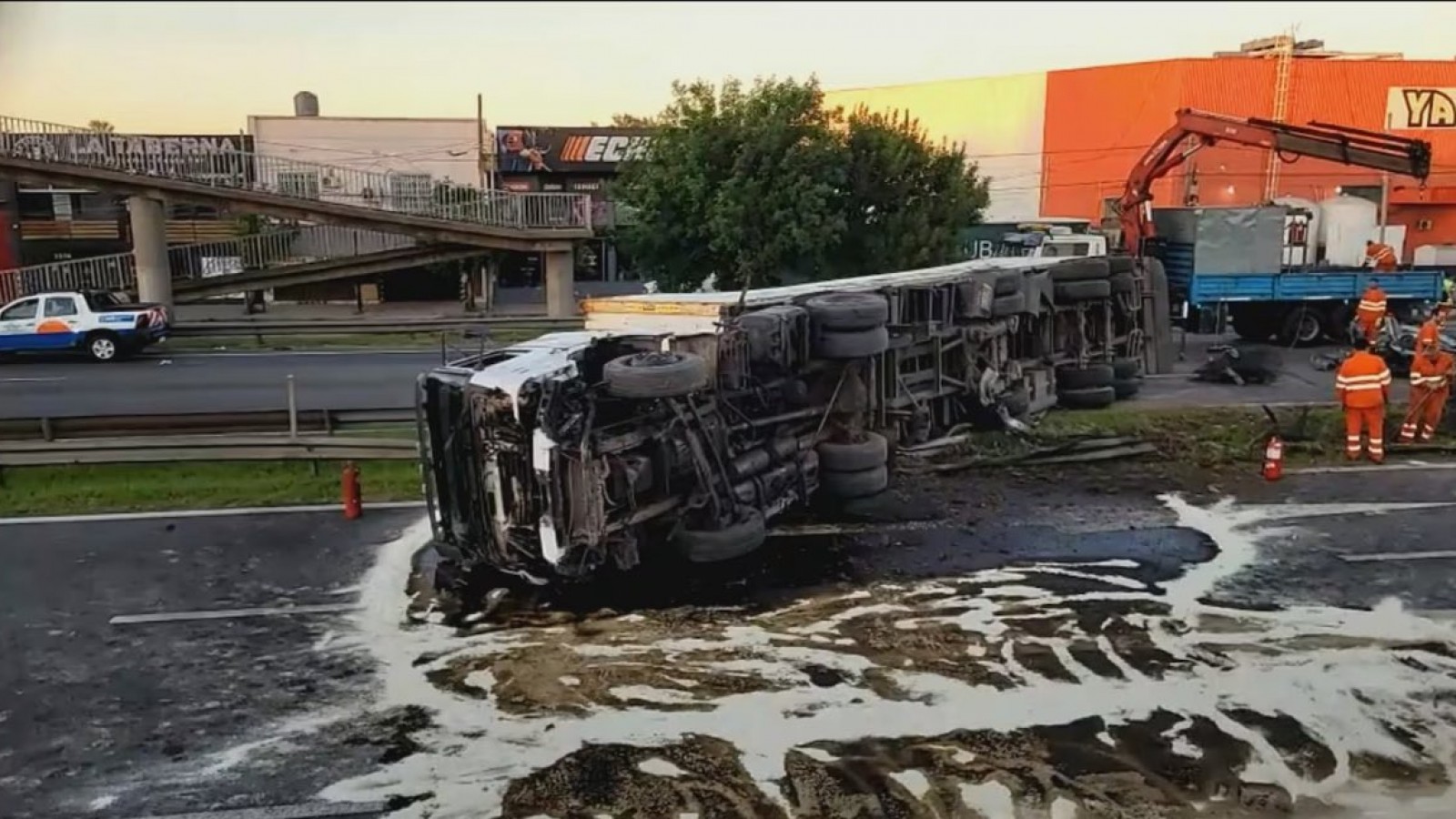Accidente en Panamericana: volcó un camión con aceite en el ramal Campana y hubo fuertes demoras en ambos sentidos
