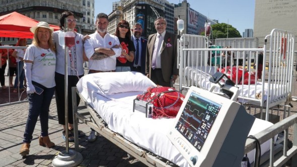 Golpe de realidad en el Obelisco: una obra que representa la espera eterna por un órgano