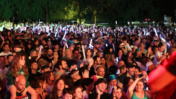 Los Auténticos Decadentes cerraron los festejos por el 90° aniversario del Club Náutico Hacoaj