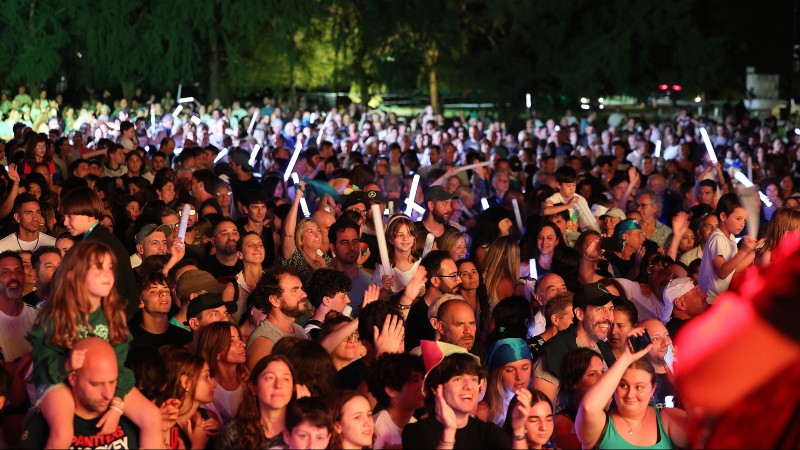 Los Auténticos Decadentes cerraron los festejos por el 90° aniversario del Club Náutico Hacoaj