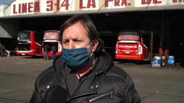 Cómo se limpian en San Isidro los colectivos para prevenir la propagación de COVID-19