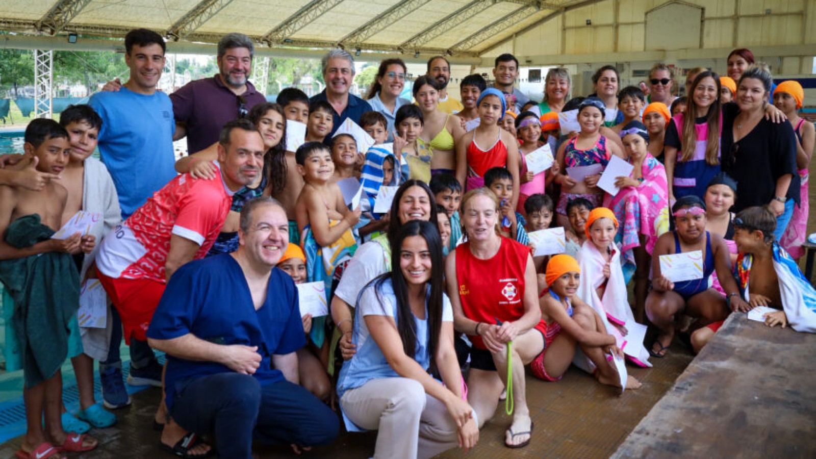 Pergamino cerró el año del programa "Vuelta al Agua" con una jornada recreativa en el Natatorio Olímpico