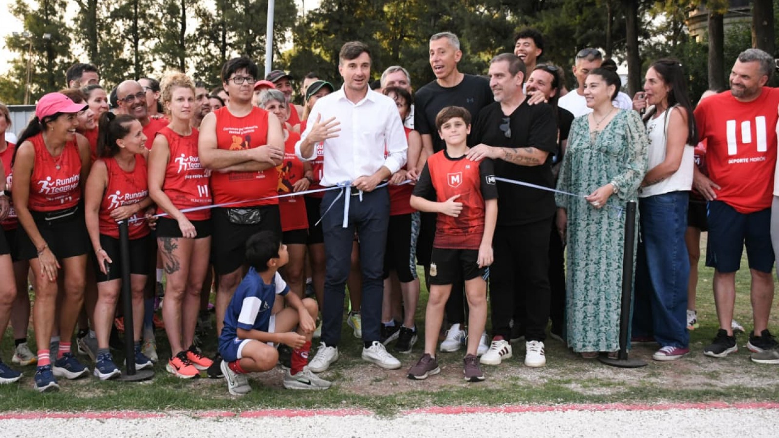 Morón reinauguró la pista de atletismo en el Polideportivo Gorki Grana